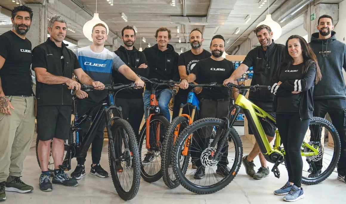 Equipo de asesores y técnicos de ebike.es en la tienda con bicicletas CUBE