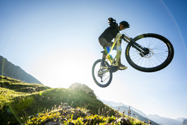 Rider en salto con Orbea Wild – bicicleta eléctrica enduro de alto rendimiento