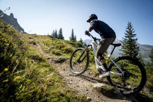 Ciclista ascendiendo un sendero técnico con la Orbea Wild 2025 Ciclista ascendiendo un sendero técnico con la Orbea Wild 2025
