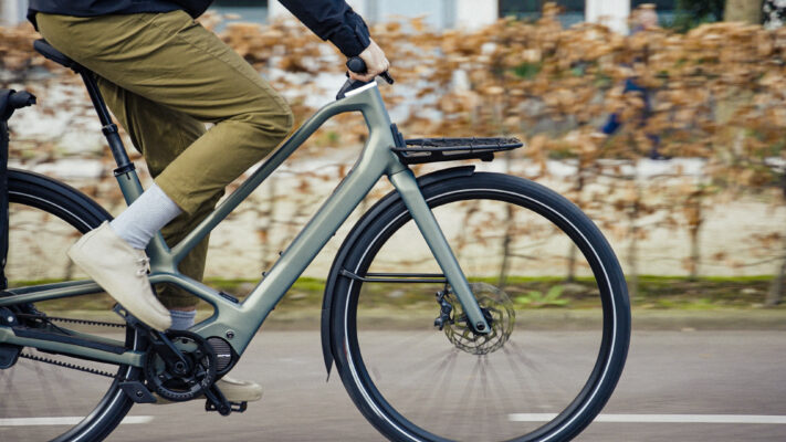 Bicicleta eléctrica urbana Orbea Diem circulando por ciudad moderna”