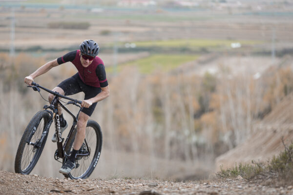 Bicicleta Orbea Alma XC en carrera – velocidad y precisión en MTB rígida