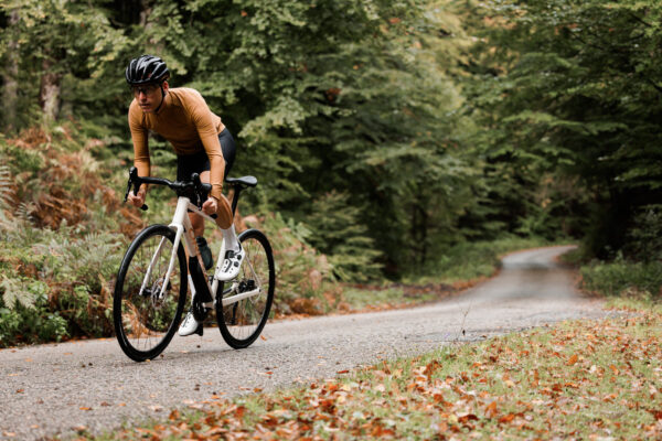 Ciclista con Orbea Avant en ruta larga – bici de carretera para fondo y cicloturismo