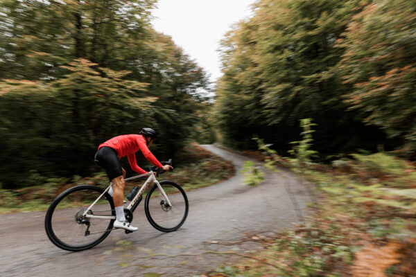 Bicicleta Orbea Avant en carretera de montaña – geometría endurance cómoda