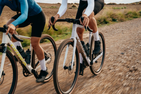 Bicicleta Orbea Terra rodando en caminos de gravel – aventura y resistencia