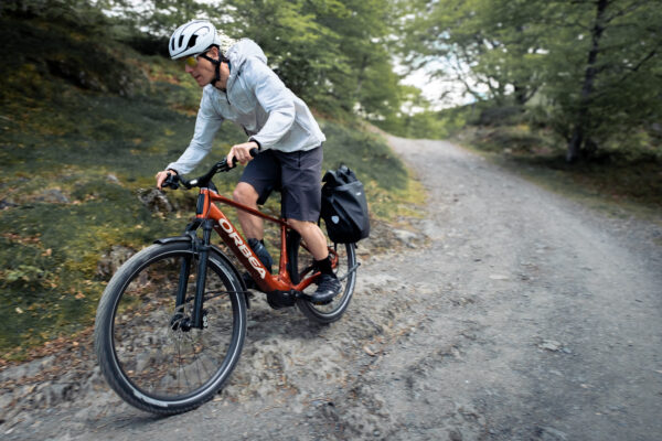 Ciclista desplazándose por un camino con la Orbea Kemen ADV 2025 Ciclista desplazándose por un camino con la Orbea Kemen ADV 2025