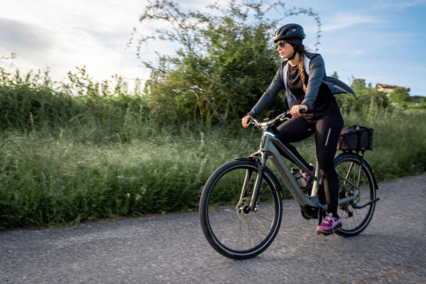 Ciclista desplazándose por la ciudad con la Orbea Kemen TOUR 2025 Ciclista desplazándose por la ciudad con la Orbea Kemen TOUR 2025