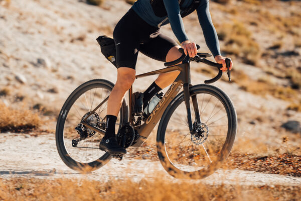 Ciclista explorando caminos de gravel con la Orbea Denna Ciclista explorando caminos de gravel con la Orbea Denna
