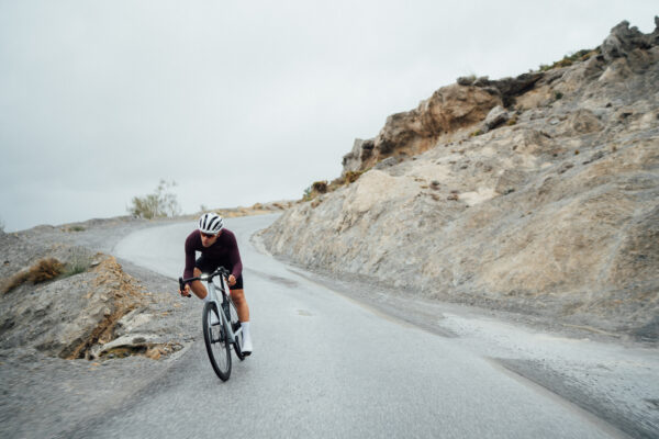 Ciclista rodando con Orbea Gain en carretera abierta – rendimiento y asistencia natural Ciclista rodando con Orbea Gain en carretera abierta – rendimiento y asistencia natural