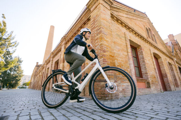 Ciclista urbano en bicicleta Orbea Diem recorriendo la ciudad – movilidad sostenible con estilo Ciclista urbano en bicicleta Orbea Diem recorriendo la ciudad – movilidad sostenible con estilo