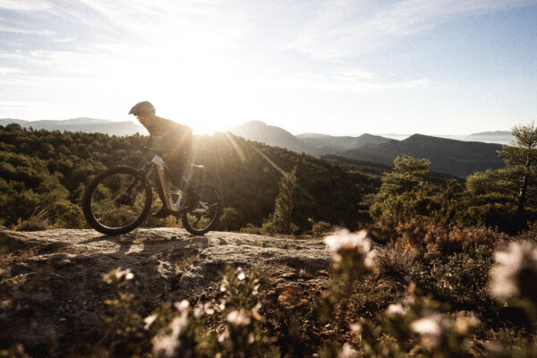 Ciclista disfrutando de una ruta de montaña con la Orbea Rise 2025 Ciclista disfrutando de una ruta de montaña con la Orbea Rise 2025