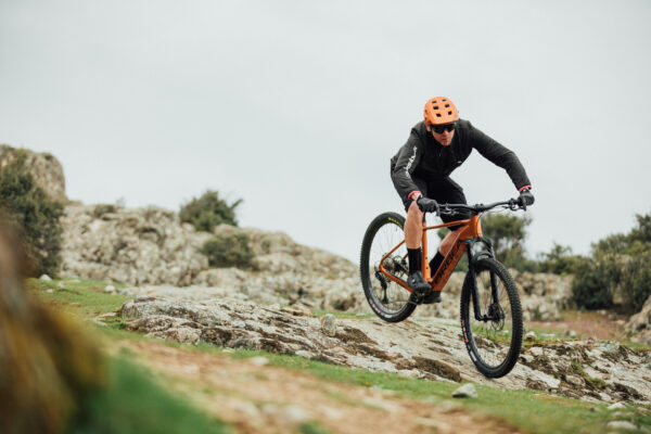 Bicicleta eléctrica Orbea Urrun en ruta de montaña – e-MTB rígida y potente