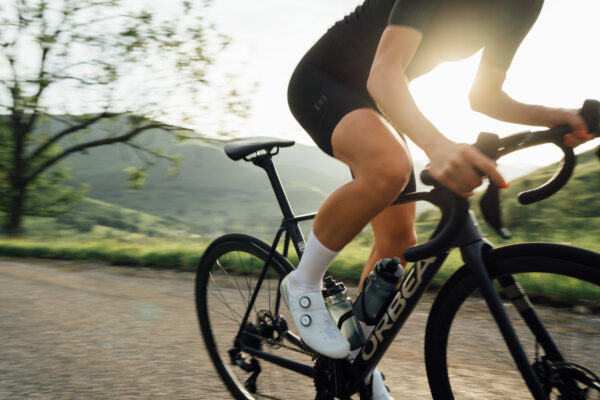 Bicicleta Orbea Orca subiendo puerto – bici de carretera ligera de competición