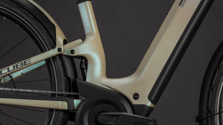 Detalle de amortiguador y trasera del modelo Cube Kathmandu Hybrid ONE11