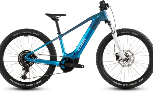 Bicicleta eléctrica Cube Acid 240 Hybrid Rookie Pro 400X actionteam – vista lateral | Ebike.es