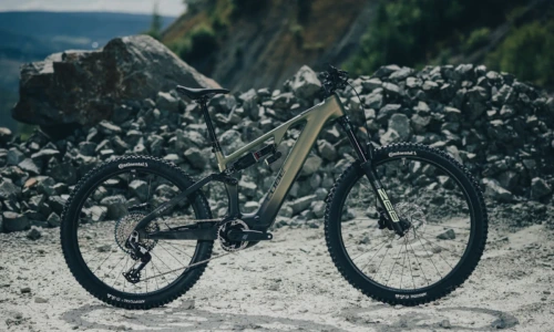 Cube AMS Hybrid 177 C:62 TM 600X reedgreen´n´gills – Bicicleta Eléctrica de Montaña Doble Suspensión 2027 ebike.es Gran tienda de bicicletas eléctricas en España 16 Bicicleta eléctrica Cube AMS Hybrid 177 C:62 TM 600X reedgreen´n´gills – vista en exterior | Ebike.es