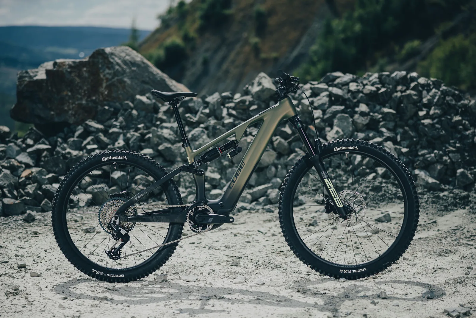 Cube AMS Hybrid 177 C:62 TM 600X reedgreen´n´gills – Bicicleta Eléctrica de Montaña Doble Suspensión 2027 ebike.es Gran tienda de bicicletas eléctricas en España 8 Bicicleta eléctrica Cube AMS Hybrid 177 C:62 TM 600X reedgreen´n´gills – vista en exterior | Ebike.es