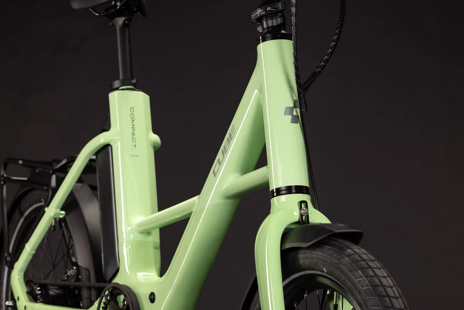 Cube Compact Hybrid Deluxe 540 Wh lindgreen´n´reflex – Bicicleta Eléctrica Urbana 2027 ebike.es Gran tienda de bicicletas eléctricas en España 7 Bicicleta eléctrica Cube Compact Hybrid Deluxe 540 lindgreen´n´reflex – detalle 5 | Ebike.es