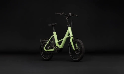 Cube Compact Hybrid Deluxe 540 Wh lindgreen´n´reflex – Bicicleta Eléctrica Urbana 2027 ebike.es Gran tienda de bicicletas eléctricas en España 9 Bicicleta eléctrica Cube Compact Hybrid Deluxe 540 lindgreen´n´reflex – vista frontal | Ebike.es