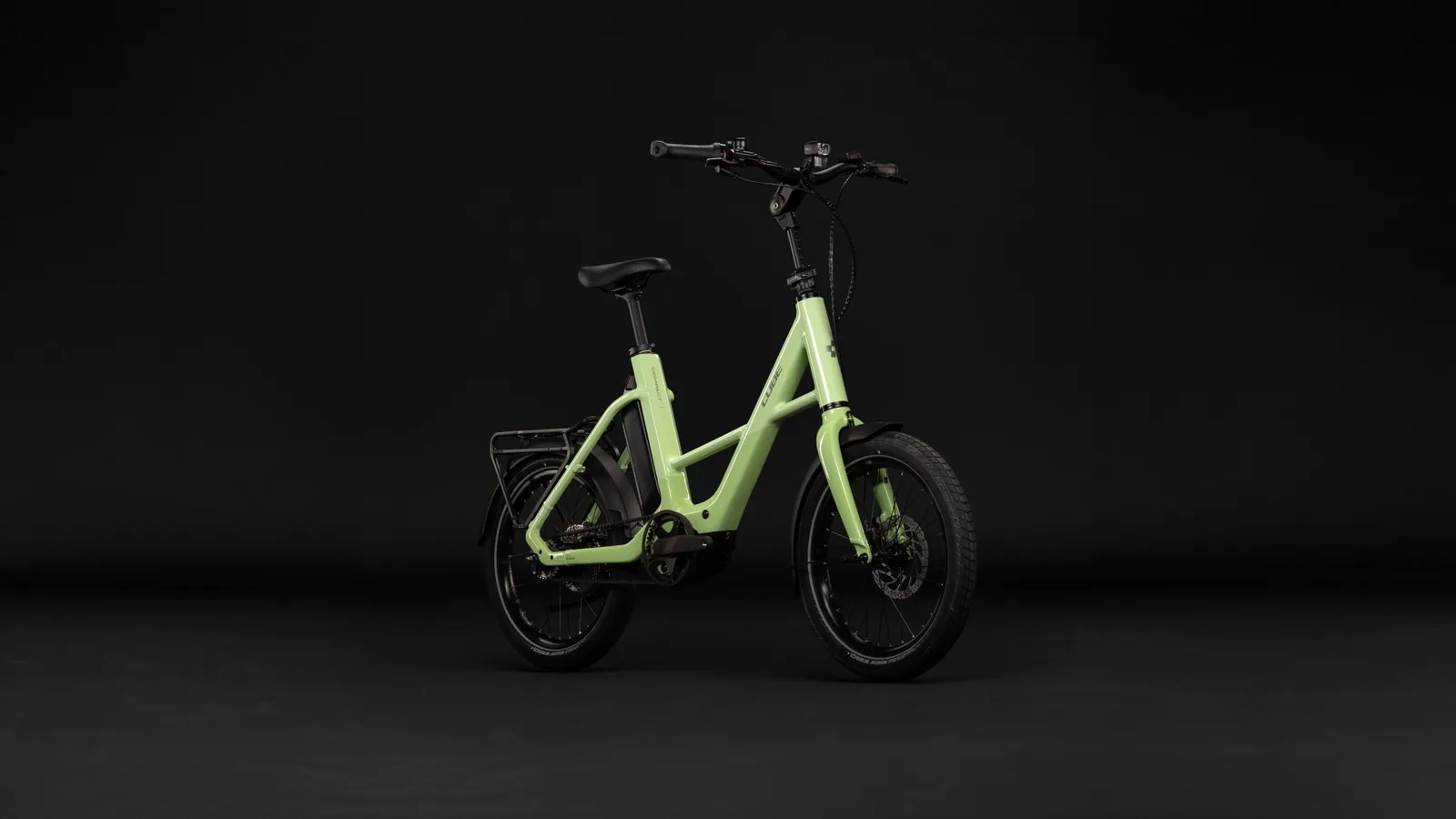Cube Compact Hybrid Deluxe 540 Wh lindgreen´n´reflex – Bicicleta Eléctrica Urbana 2027 ebike.es Gran tienda de bicicletas eléctricas en España 2 Bicicleta eléctrica Cube Compact Hybrid Deluxe 540 lindgreen´n´reflex – vista frontal | Ebike.es