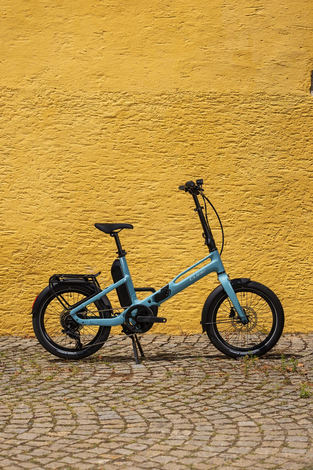 Cube Fold Hybrid 540 Wh arubablue´n´blue – Bicicleta Eléctrica Urbana 2027 ebike.es Gran tienda de bicicletas eléctricas en España 7 Bicicleta eléctrica Cube Fold Hybrid 540 arubablue´n´blue – vista en exterior | Ebike.es