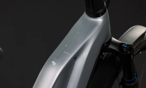 Bicicleta eléctrica Cube Kathmandu Hybrid 45 800 slategrey´n´chrome Cuadro semiabierto – detalle 2 | Ebike.es