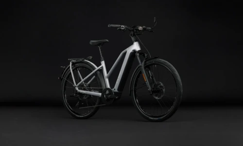 Bicicleta eléctrica Cube Kathmandu Hybrid 45 800 slategrey´n´chrome Cuadro semiabierto – vista frontal | Ebike.es
