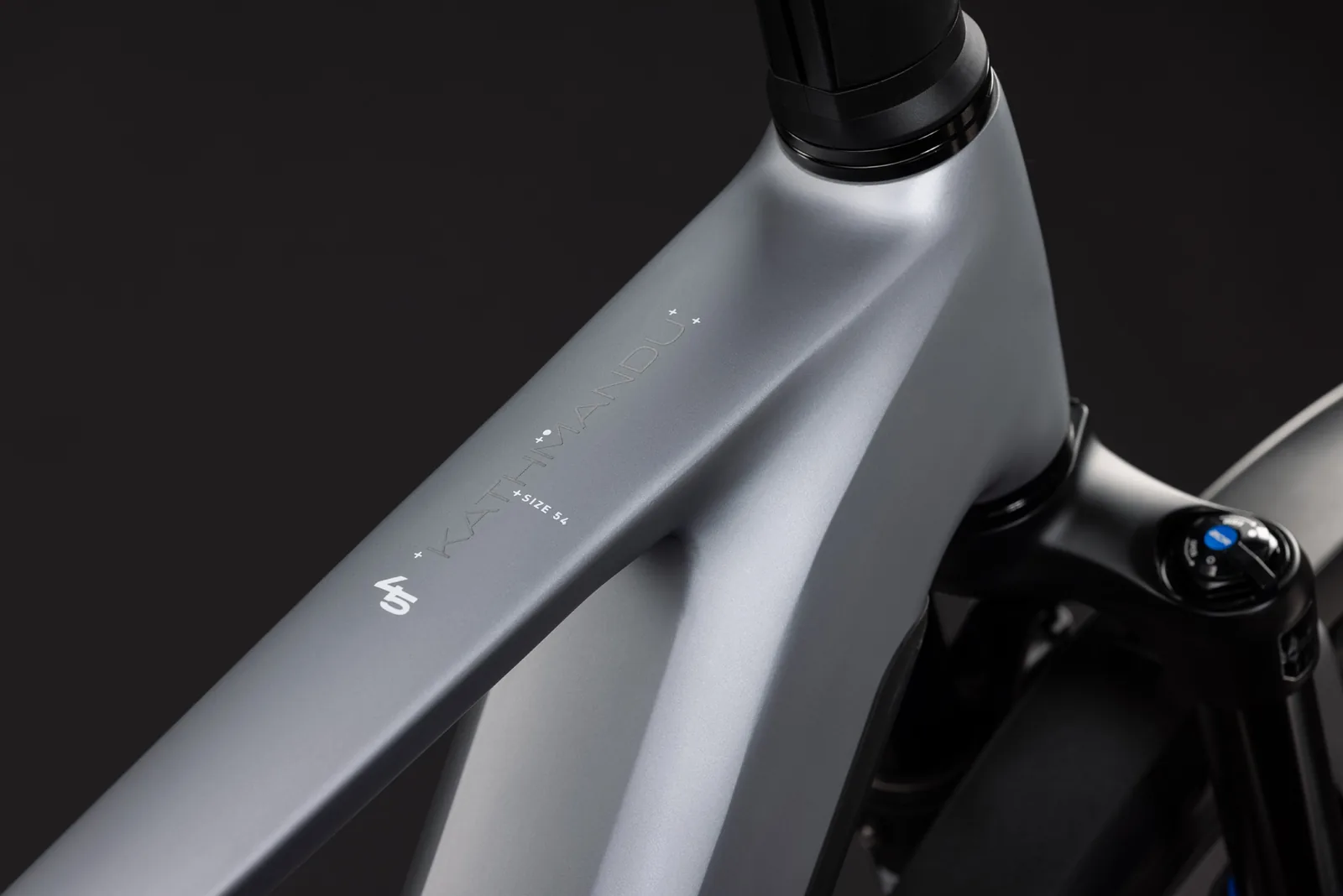 Cube Kathmandu Hybrid 45 800 Wh slategrey´n´chrome – Bicicleta Eléctrica Trekking 2027 Barra alta ebike.es Gran tienda de bicicletas eléctricas en España 4 Bicicleta eléctrica Cube Kathmandu Hybrid 45 800 slategrey´n´chrome Barra alta – detalle 2 | Ebike.es