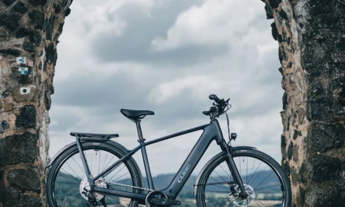 Bicicleta eléctrica Cube Kathmandu Hybrid C:62 Pro 400X liquidsteel´n´prizm Barra alta – vista en exterior | Ebike.es