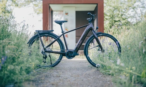 Bicicleta eléctrica Cube Kathmandu Hybrid C:62 SLX 400X liquidred´n´red Barra alta – vista en exterior | Ebike.es
