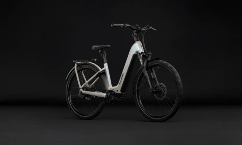 Bicicleta eléctrica Cube Kathmandu Hybrid Deluxe EXC 800 glintsand´n´black Cuadro abierto – vista frontal | Ebike.es