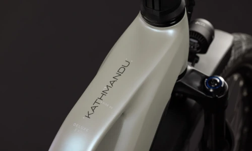 Bicicleta eléctrica Cube Kathmandu Hybrid Deluxe EXC 800 glintsand´n´black Cuadro semiabierto – detalle 2 | Ebike.es