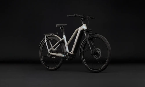 Bicicleta eléctrica Cube Kathmandu Hybrid Deluxe EXC 800 glintsand´n´black Cuadro semiabierto – vista frontal | Ebike.es