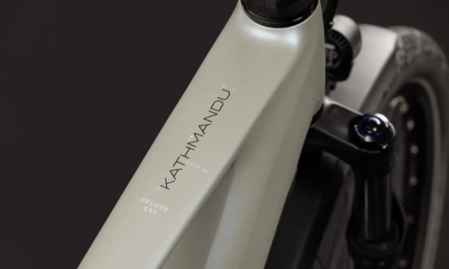 Bicicleta eléctrica Cube Kathmandu Hybrid Deluxe EXC 800 glintsand´n´black Barra alta – detalle 2 | Ebike.es
