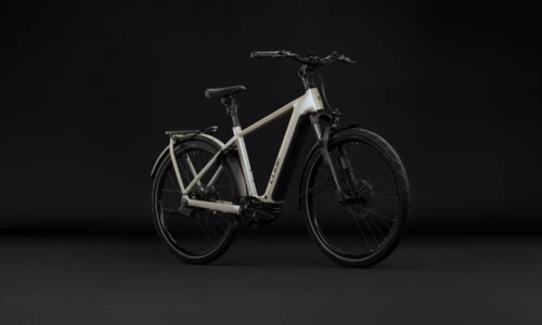 Bicicleta eléctrica Cube Kathmandu Hybrid Deluxe EXC 800 glintsand´n´black Barra alta – vista frontal | Ebike.es
