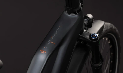 Bicicleta eléctrica Cube Kathmandu Hybrid Deluxe EXC 800 stealthgrey´n´grey Cuadro semiabierto – detalle 1 | Ebike.es