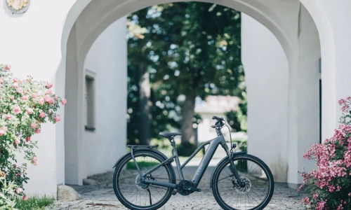 Bicicleta eléctrica Cube Kathmandu Hybrid Deluxe EXC 800 stealthgrey´n´grey Cuadro semiabierto – vista en exterior | Ebike.es