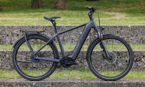 Cube Kathmandu Hybrid Deluxe EXC 800 Wh stealthgrey´n´grey – Bicicleta Eléctrica Trekking 2027 Barra alta ebike.es Gran tienda de bicicletas eléctricas en España 16 Bicicleta eléctrica Cube Kathmandu Hybrid Deluxe EXC 800 stealthgrey´n´grey Barra alta – vista en exterior | Ebike.es