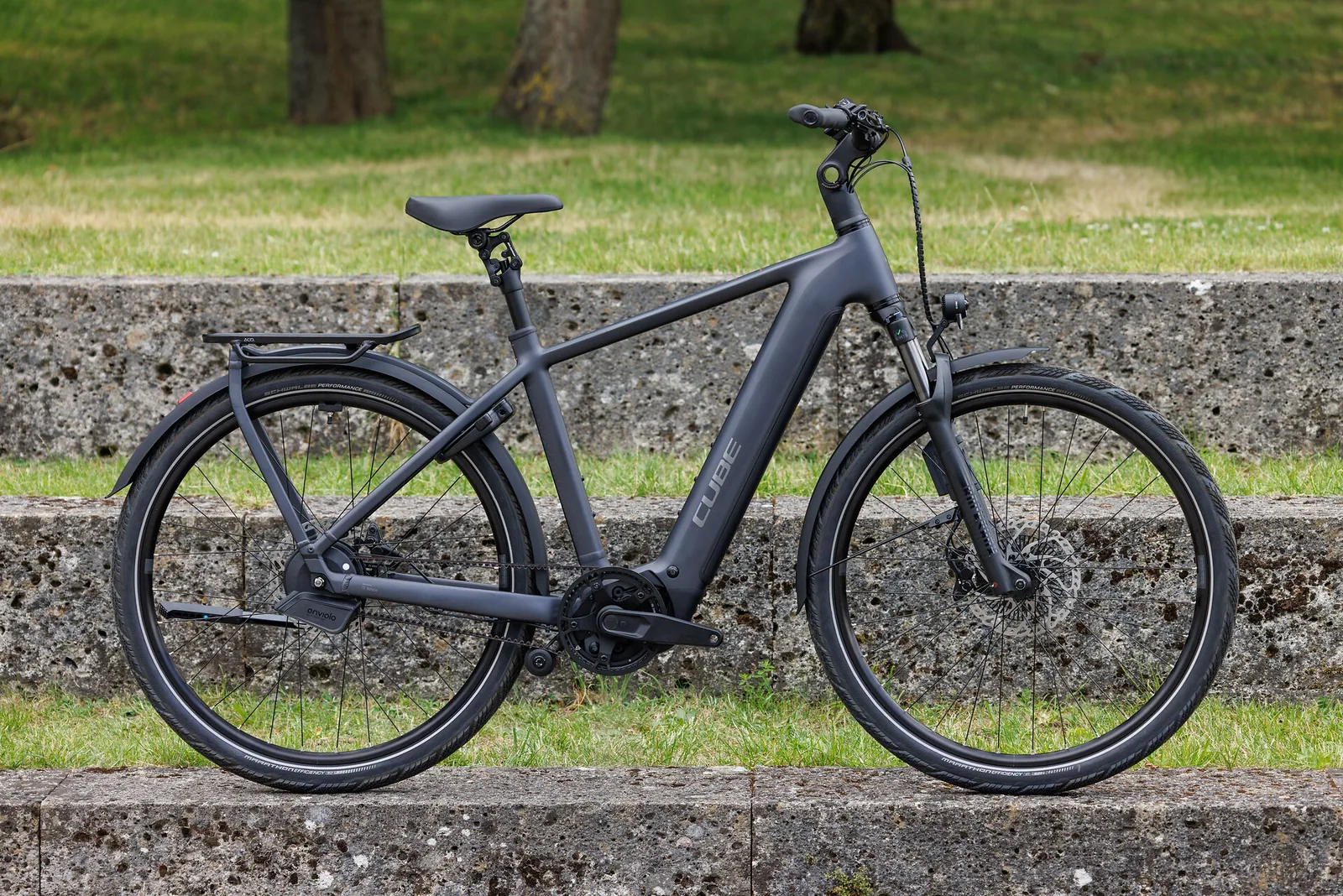 Cube Kathmandu Hybrid Deluxe EXC 800 Wh stealthgrey´n´grey – Bicicleta Eléctrica Trekking 2027 Barra alta ebike.es Gran tienda de bicicletas eléctricas en España 8 Bicicleta eléctrica Cube Kathmandu Hybrid Deluxe EXC 800 stealthgrey´n´grey Barra alta – vista en exterior | Ebike.es