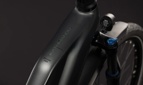 Bicicleta eléctrica Cube Kathmandu Hybrid Deluxe Pro 800 blackforest´n´chrome Cuadro semiabierto – detalle 2 | Ebike.es