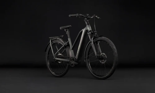 Bicicleta eléctrica Cube Kathmandu Hybrid Deluxe Pro 800 blackforest´n´chrome Cuadro semiabierto – vista frontal | Ebike.es