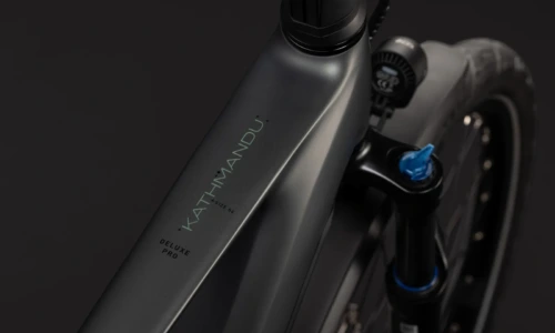 Bicicleta eléctrica Cube Kathmandu Hybrid Deluxe Pro 800 blackforest´n´chrome Barra alta – detalle 1 | Ebike.es