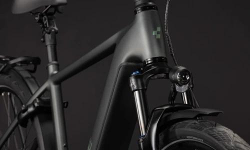 Bicicleta eléctrica Cube Kathmandu Hybrid Deluxe Pro 800 blackforest´n´chrome Barra alta – detalle 6 | Ebike.es