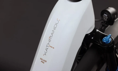 Bicicleta eléctrica Cube Kathmandu Hybrid Deluxe Pro 800 metallicwhite´n´chrome Cuadro abierto – detalle 1 | Ebike.es
