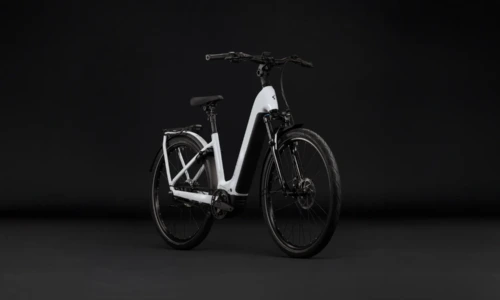 Bicicleta eléctrica Cube Kathmandu Hybrid Deluxe Pro 800 metallicwhite´n´chrome Cuadro abierto – vista frontal | Ebike.es