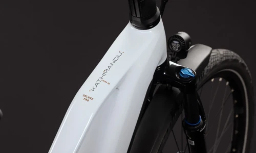 Bicicleta eléctrica Cube Kathmandu Hybrid Deluxe Pro 800 metallicwhite´n´chrome Cuadro semiabierto – detalle 1 | Ebike.es