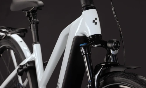 Bicicleta eléctrica Cube Kathmandu Hybrid Deluxe Pro 800 metallicwhite´n´chrome Cuadro semiabierto – detalle 5 | Ebike.es