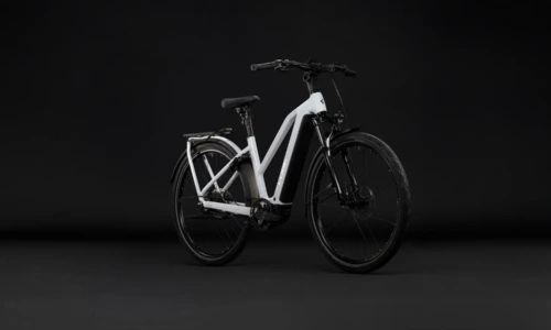 Bicicleta eléctrica Cube Kathmandu Hybrid Deluxe Pro 800 metallicwhite´n´chrome Cuadro semiabierto – vista frontal | Ebike.es