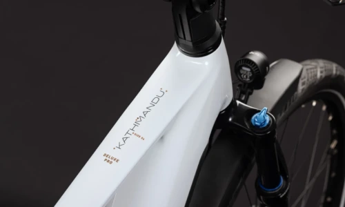 Bicicleta eléctrica Cube Kathmandu Hybrid Deluxe Pro 800 metallicwhite´n´chrome Barra alta – detalle 1 | Ebike.es