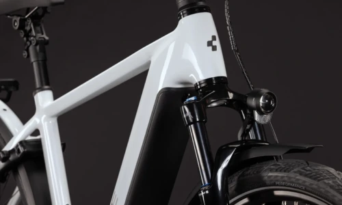 Bicicleta eléctrica Cube Kathmandu Hybrid Deluxe Pro 800 metallicwhite´n´chrome Barra alta – detalle 5 | Ebike.es