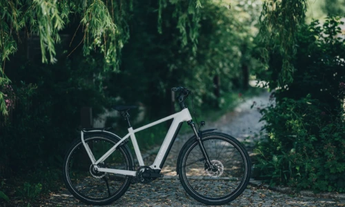 Bicicleta eléctrica Cube Kathmandu Hybrid Deluxe Pro 800 metallicwhite´n´chrome Barra alta – vista en exterior | Ebike.es